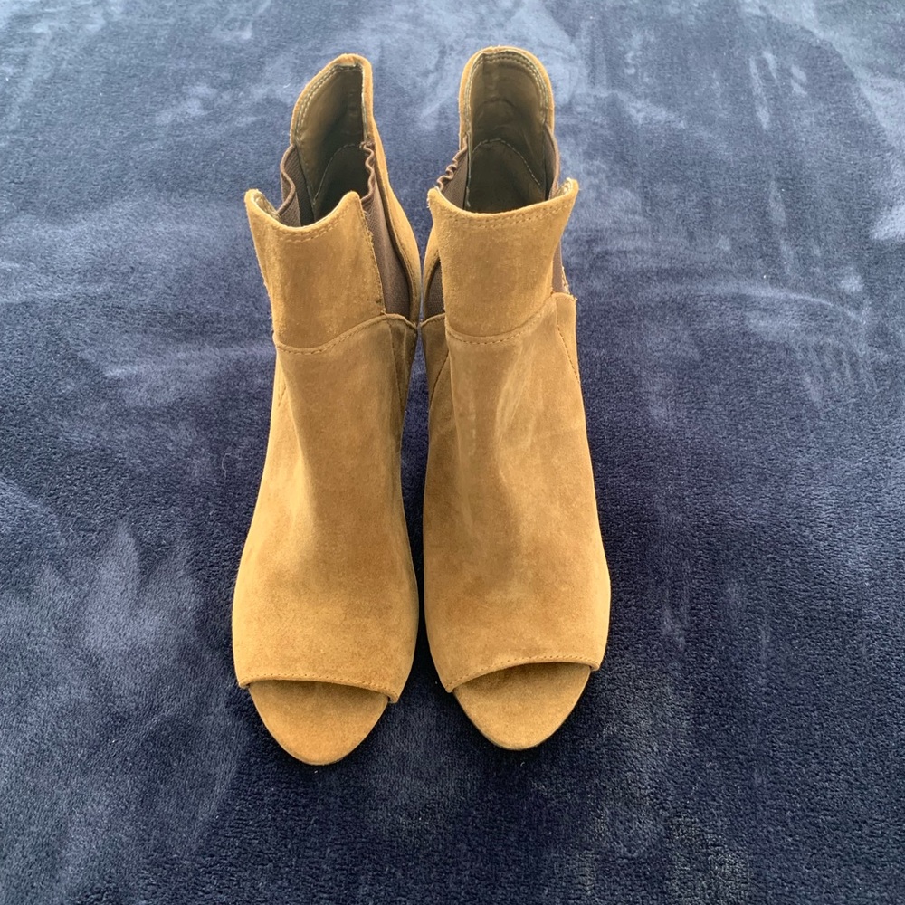 🎀 Guess booties 🎀 size 6.5